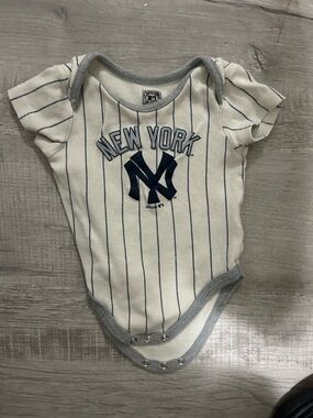 Cooperstown Collection New York Yankees baby bodysuit. 6-9 Months
